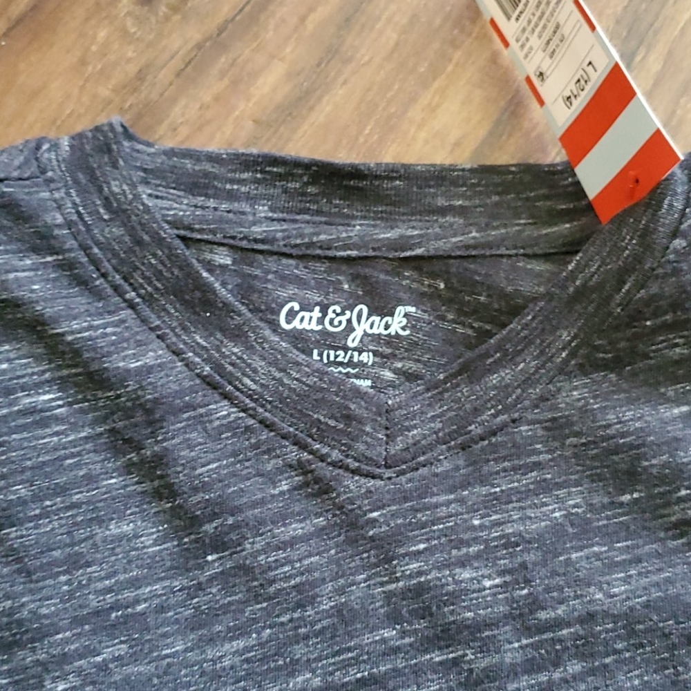 🎉Buy any 3 with this emoji for $15 NWT - Cat & Jack boy's v-neck t-shirt - Picture 3 of 5